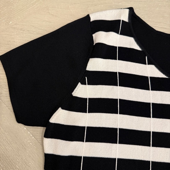 Carducci Striped V-Neck top, luxury material great for teachers or the office - Picture 4 of 5